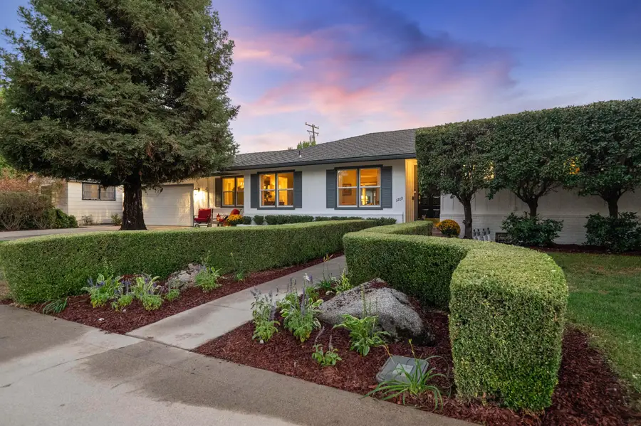 1209 W Laurel Avenue, Visalia, CA 93277 - #3