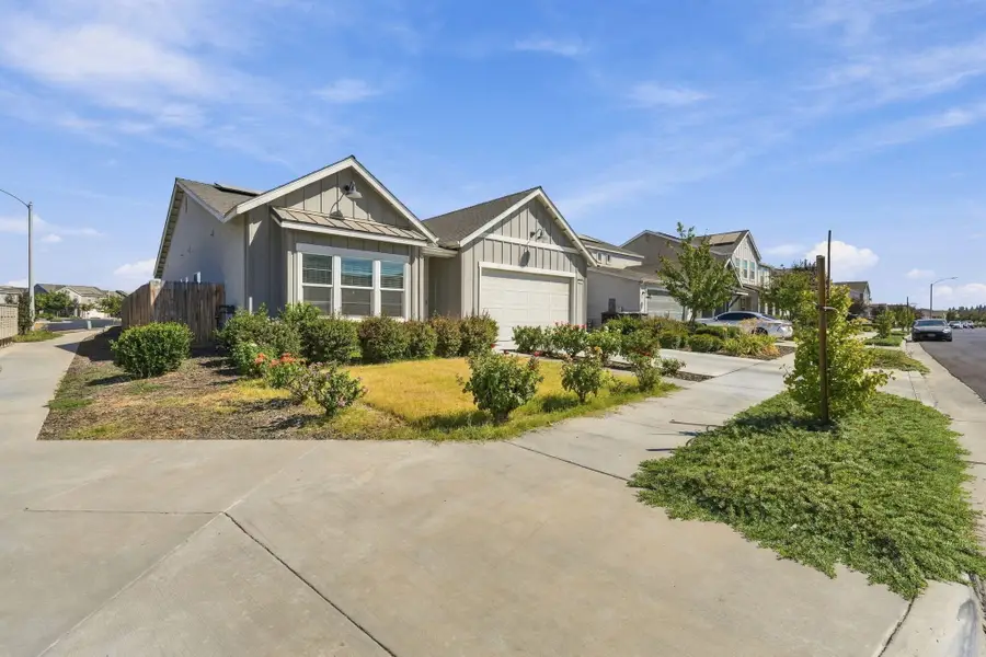 102 E Tyler Avenue, Visalia, CA 93291 - #2
