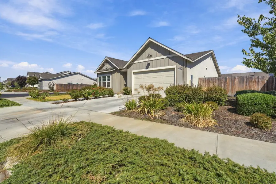 102 E Tyler Avenue, Visalia, CA 93291 - #3