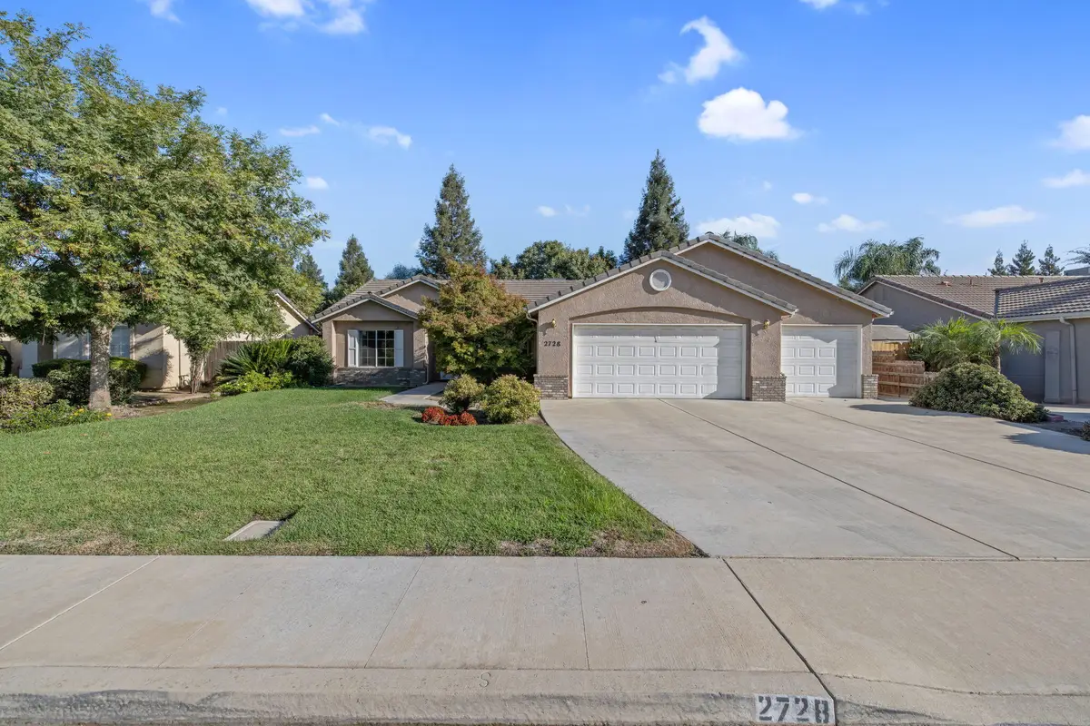 2728 W Oakridge Avenue, Visalia, CA 93291 - #1