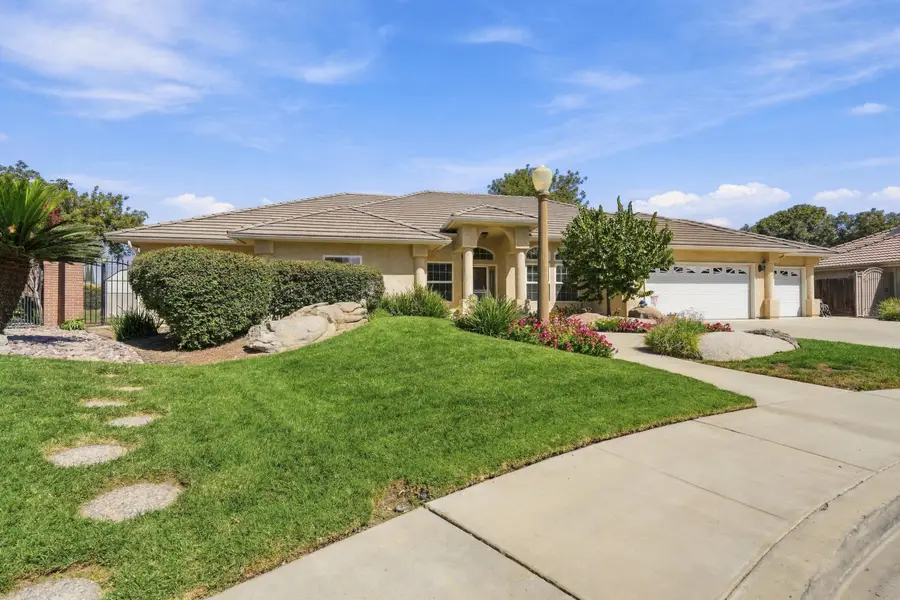 734 W Monte Verde Avenue, Visalia, CA 93277 - #3