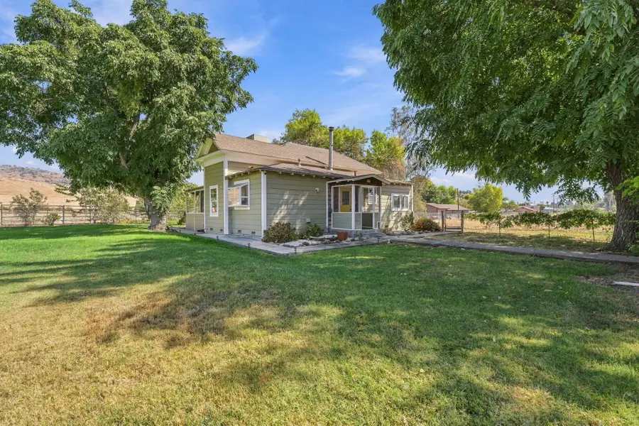 601 E Mulberry Avenue, Porterville, CA 93257 - #2