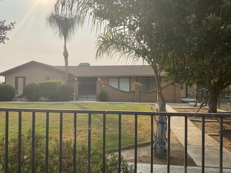 10853 Porter Avenue, Dinuba, CA 93618 - #3