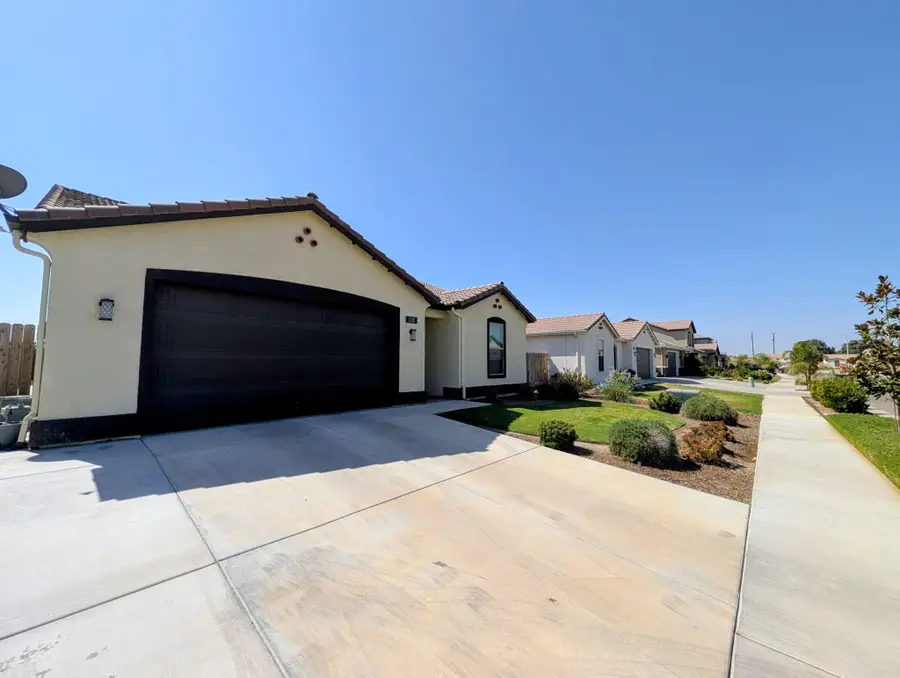 1135 E Seeger Avenue, Visalia, CA 93292 - #2