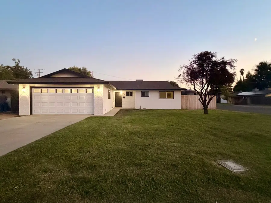 249 W Paradise Avenue, Visalia, CA 93277 - #2