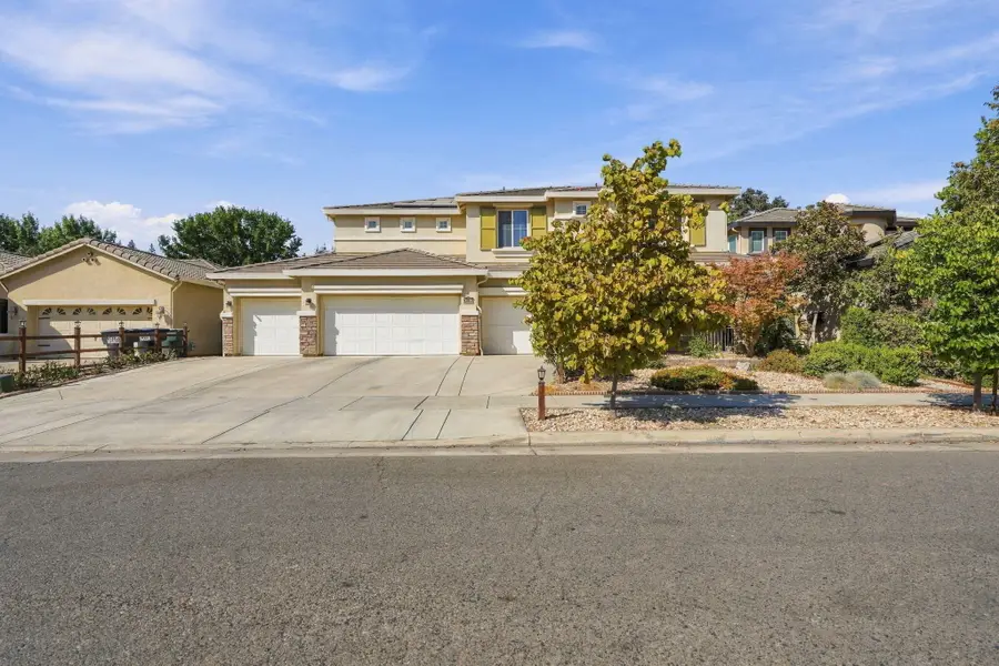 3138 W Ceres Court, Visalia, CA 93291 - #2