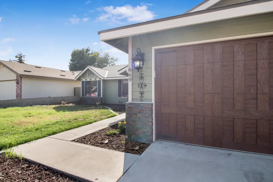 669 Coral Street, Tulare, CA 93274 - #3