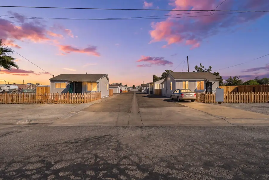 636 E Roosevelt Avenue, Visalia, CA 93292 - #3