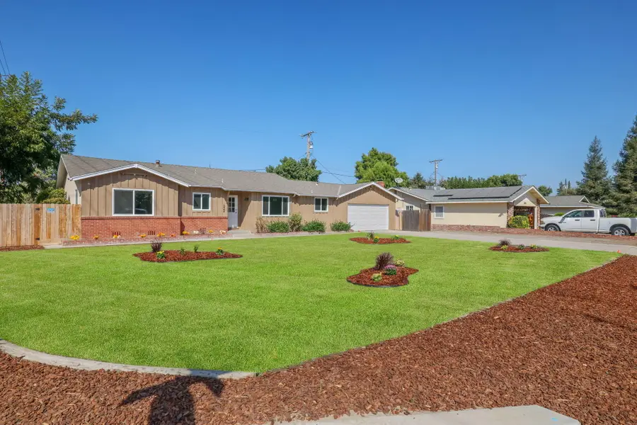 332 W Walnut Avenue, Visalia, CA 93277 - #2