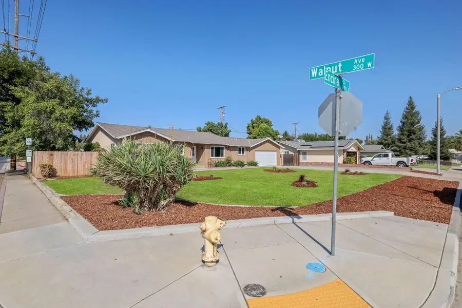 332 W Walnut Avenue, Visalia, CA 93277 - #3