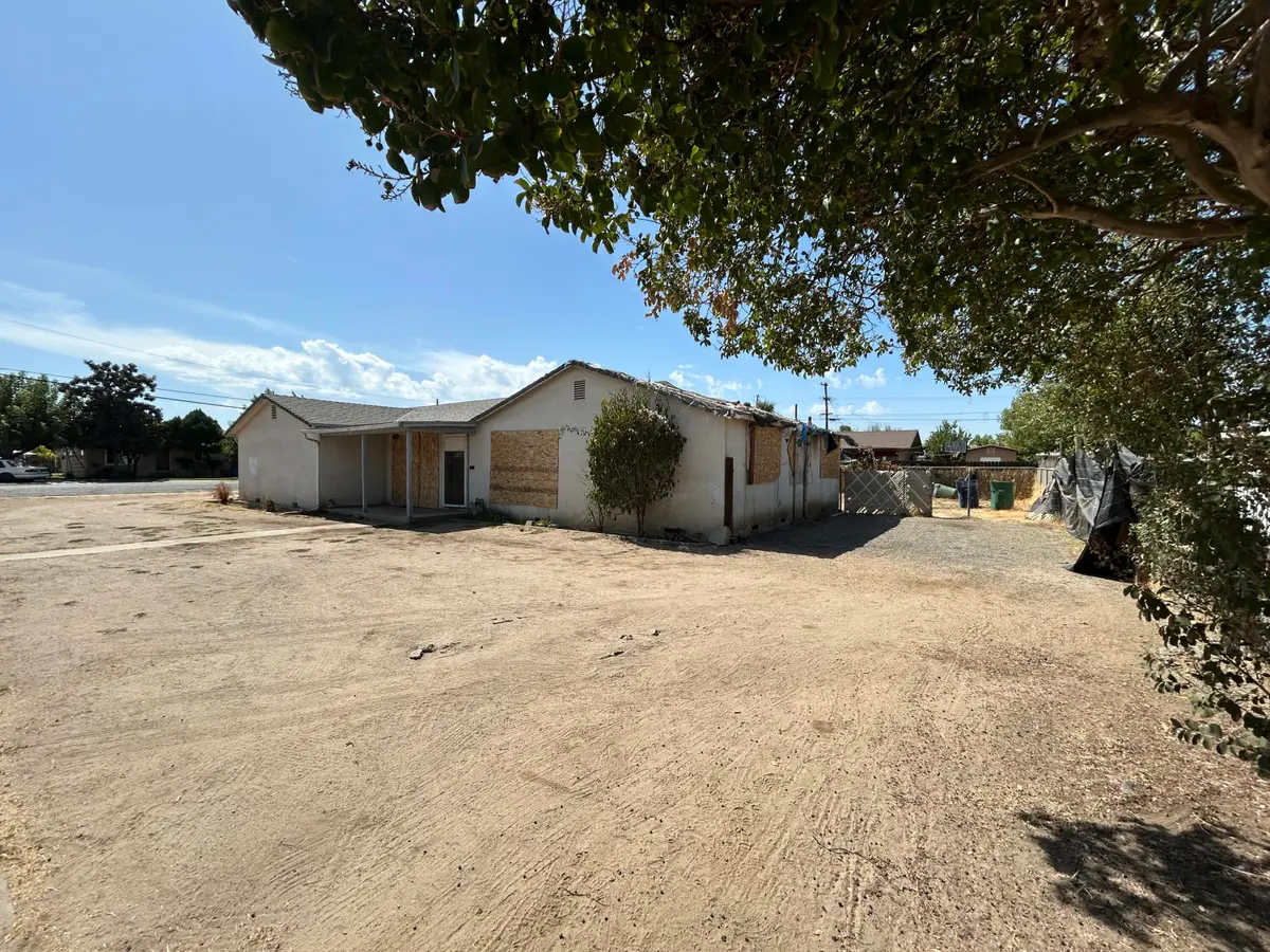 261 11th Street, Orange Cove, CA 93646 - #1