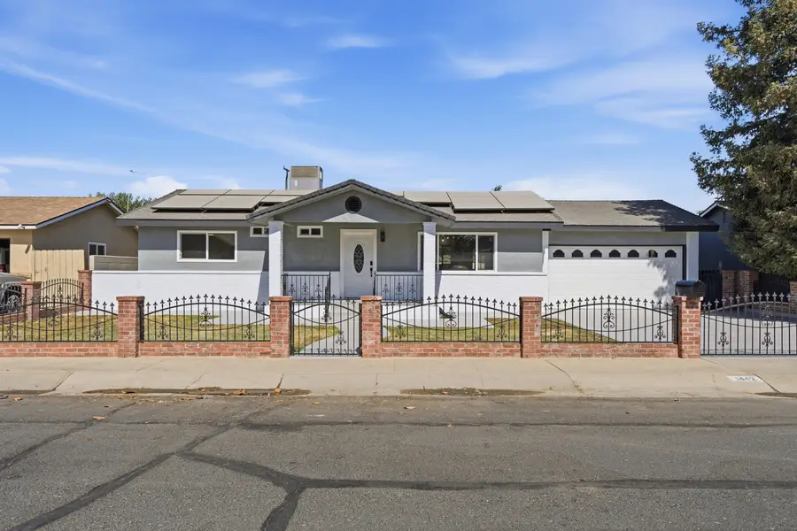 1442 W Oakland Avenue, Tulare, CA 93274 - #2