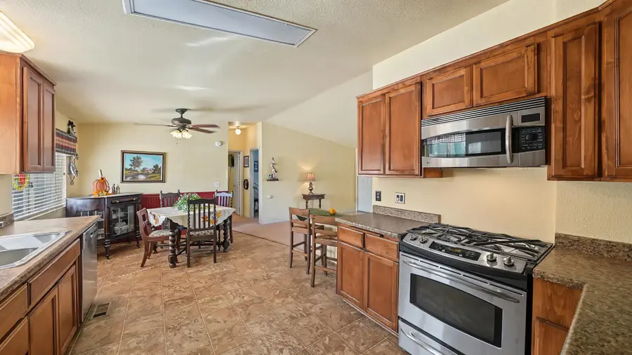 3140 S Parkwood Street, Visalia, CA 93277 - #3