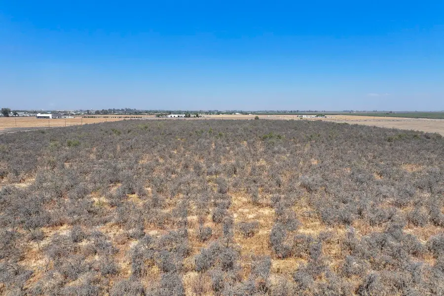 1351 E Sierra Avenue, Pixley, CA 93256 - #2