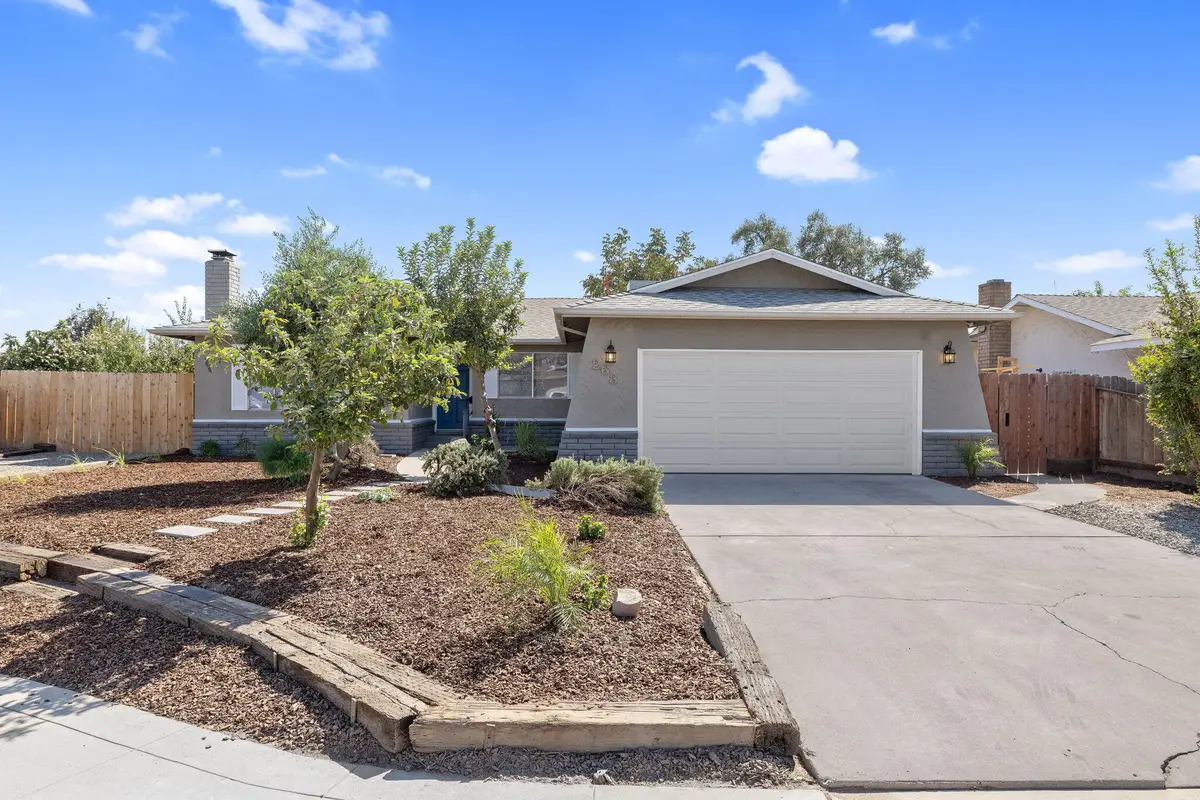 2635 W Monte Vista Avenue, Visalia, CA 93277 - #1