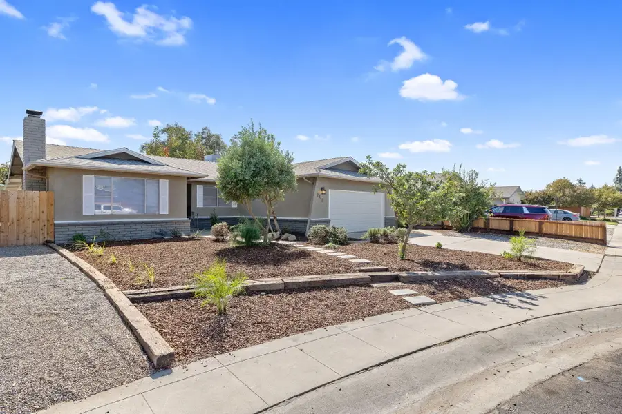 2635 W Monte Vista Avenue, Visalia, CA 93277 - #3