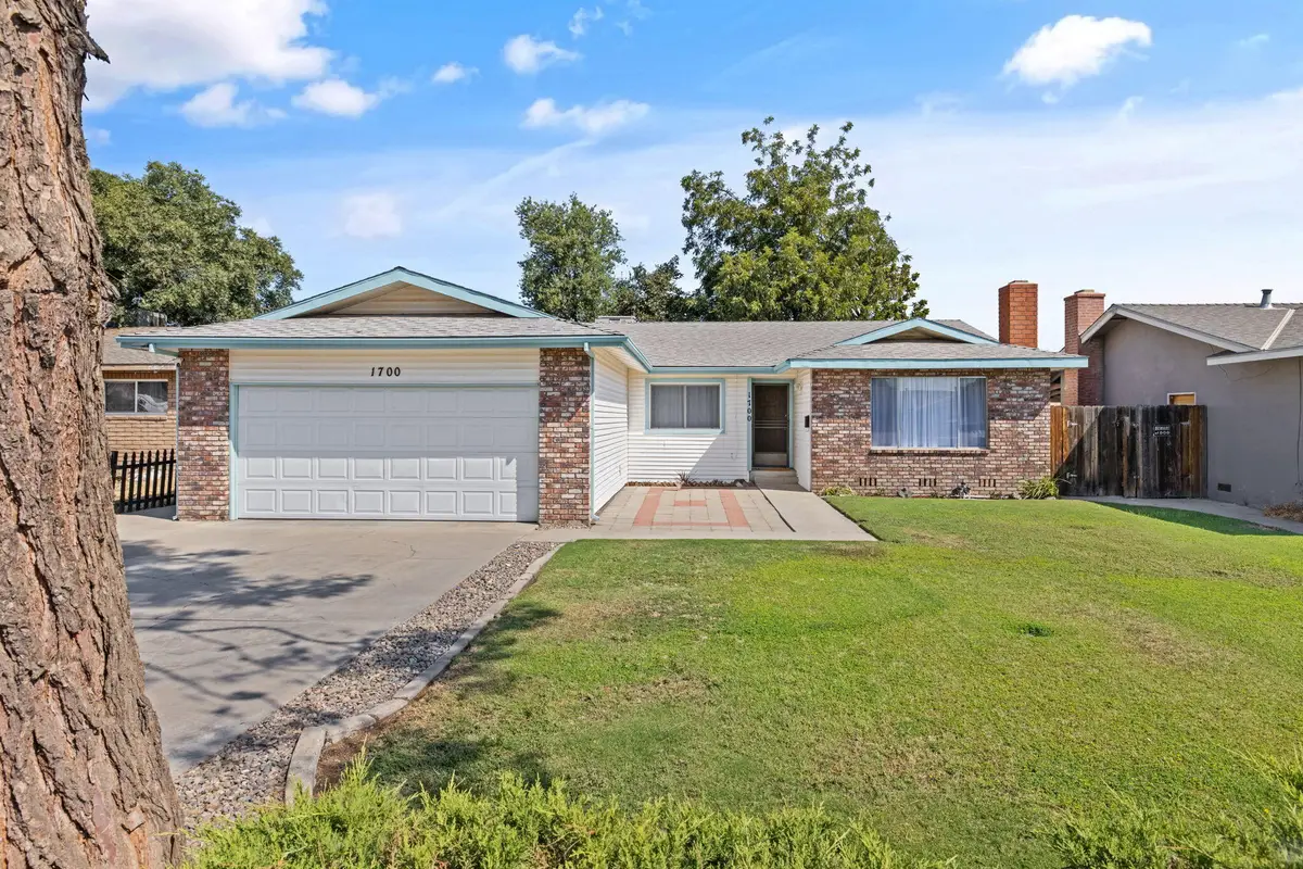 1700 W La Vida Avenue, Visalia, CA 93277 - #1