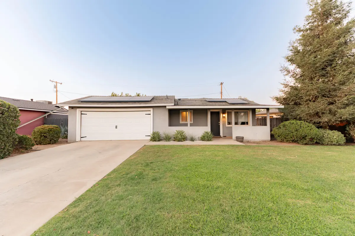 1682 W Pleasant Avenue, Tulare, CA 93274 - #1