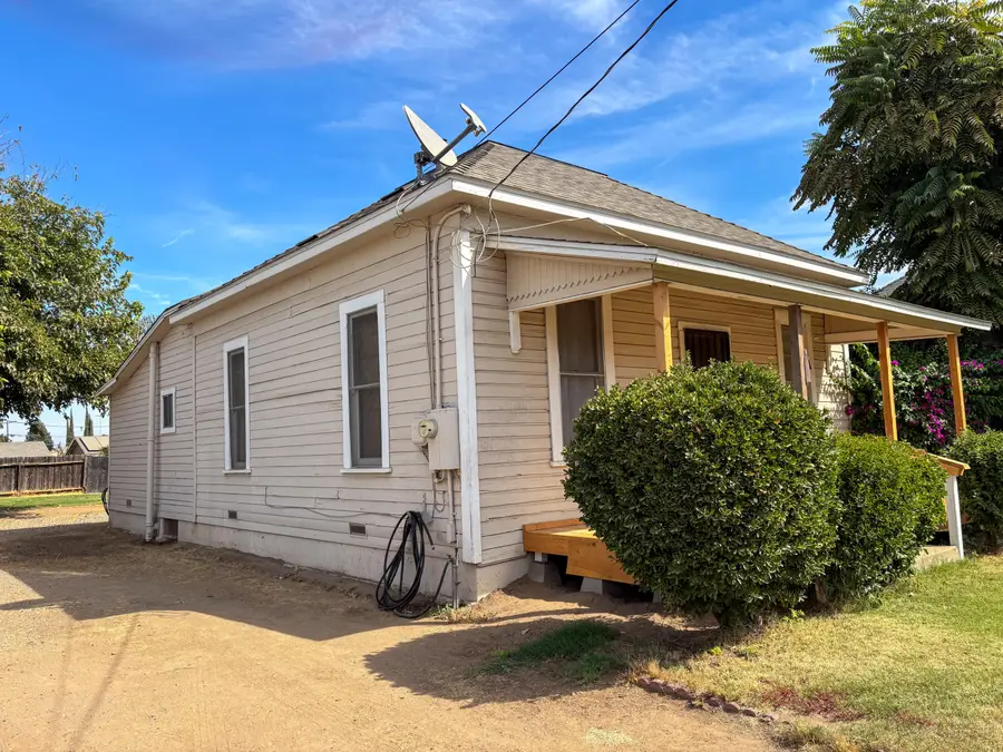 1093 E Academy Way, Dinuba, CA 93618 - #2