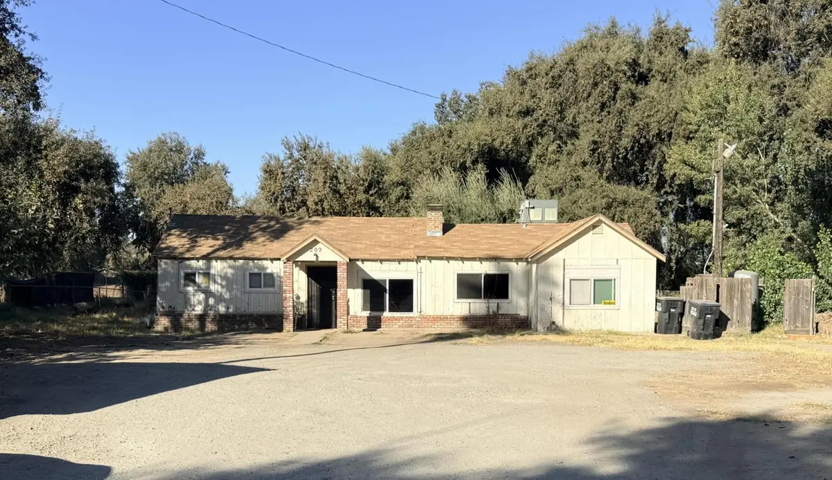 143 S Linwood Street, Visalia, CA 93291 - #1
