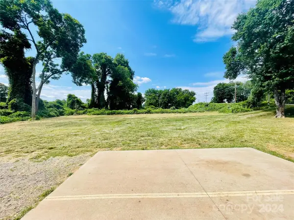 689 S Elm Street, Statesville, NC 28677