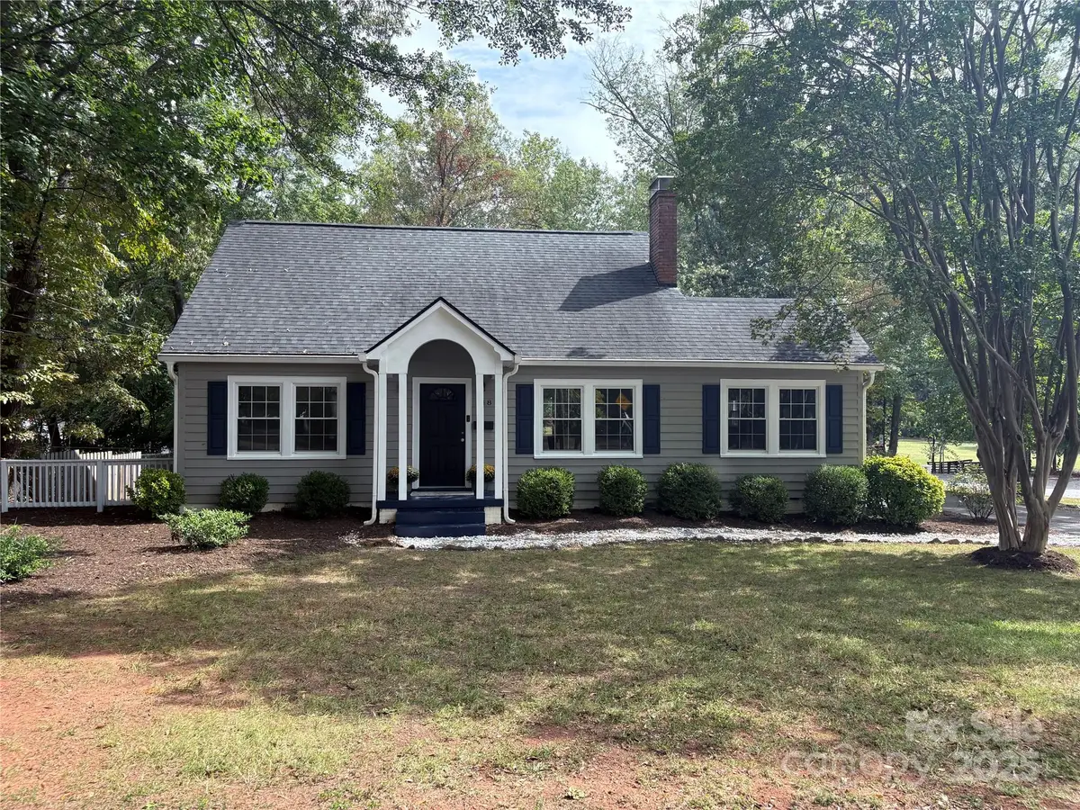 748 4th Street Drive Nw, Hickory, NC 28601 - Image #1