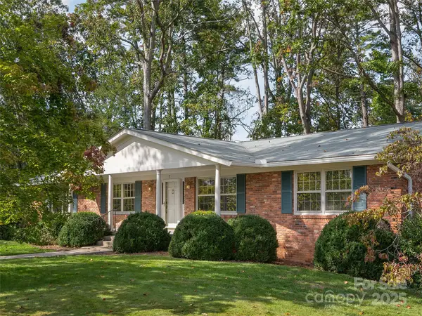 7 E Fox Chase Road, Asheville, NC 28804