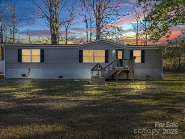 221 Turkey Pen Gap Road, Horse Shoe, NC 28742
