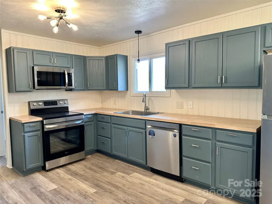 609 Cattail Road, Burnsville, NC 28714 - Image #3