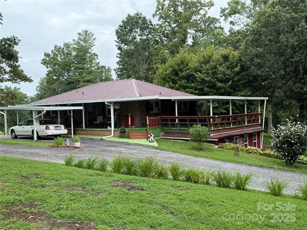 44 Tuttle Road, Hendersonville, NC 28792