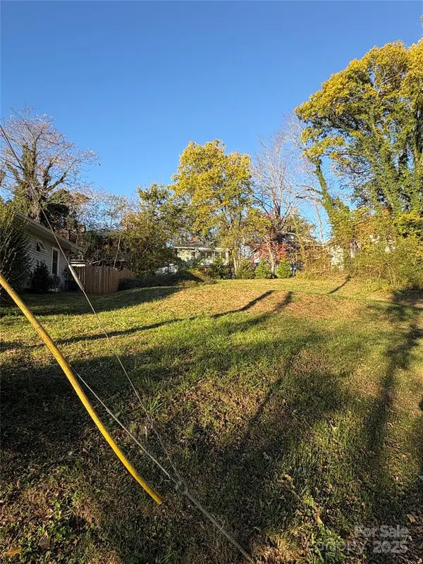 99999 Dundee Street, Asheville, NC 28801