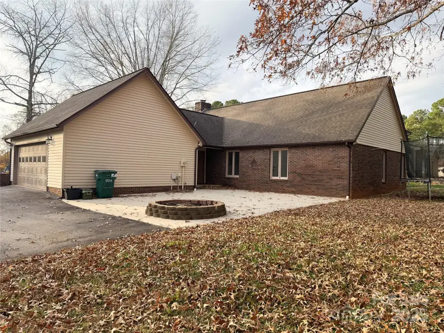 1704 Knightbridge Drive, Newton, NC 28658 - Image #3