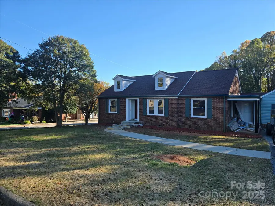 221 E Herman Street, Newton, NC 28658 - Image #2