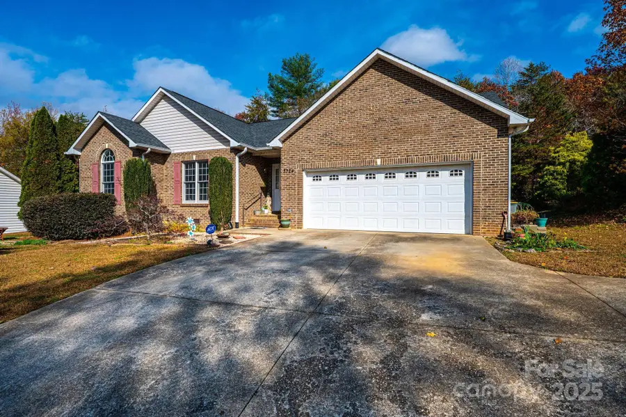 3724 26th Street Drive Ne, Hickory, NC 28601 - Image #2