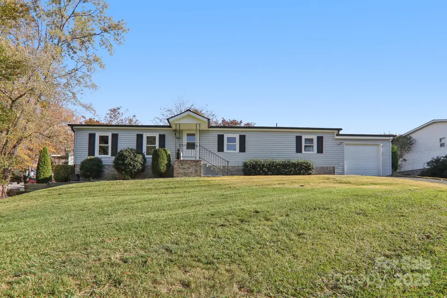 201 Cranbrook Circle, Hendersonville, NC 28792 - Image #2