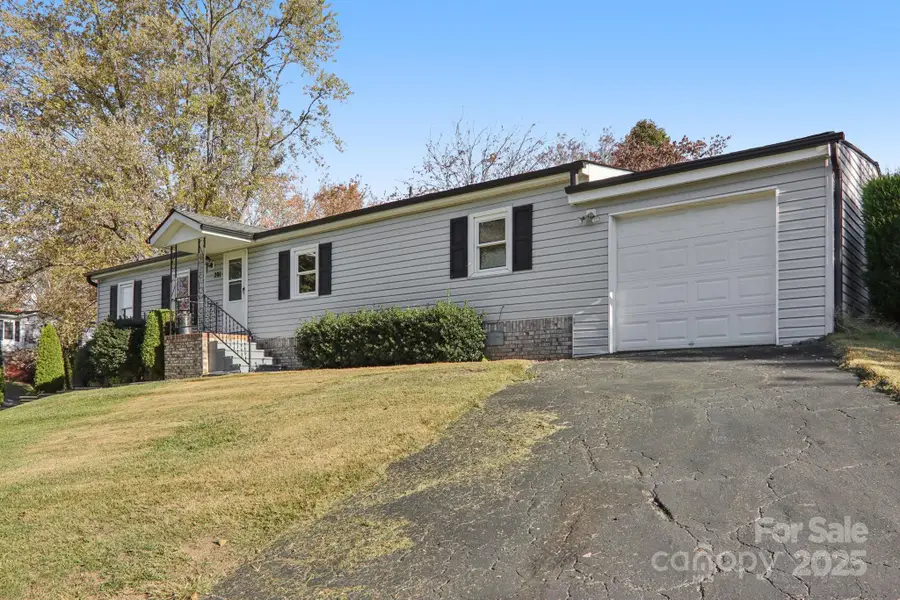 201 Cranbrook Circle, Hendersonville, NC 28792 - Image #3