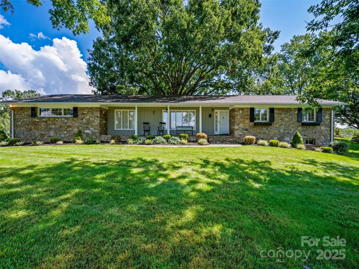 134 Lone Oak Drive, Clyde, NC 28721 - Image #1