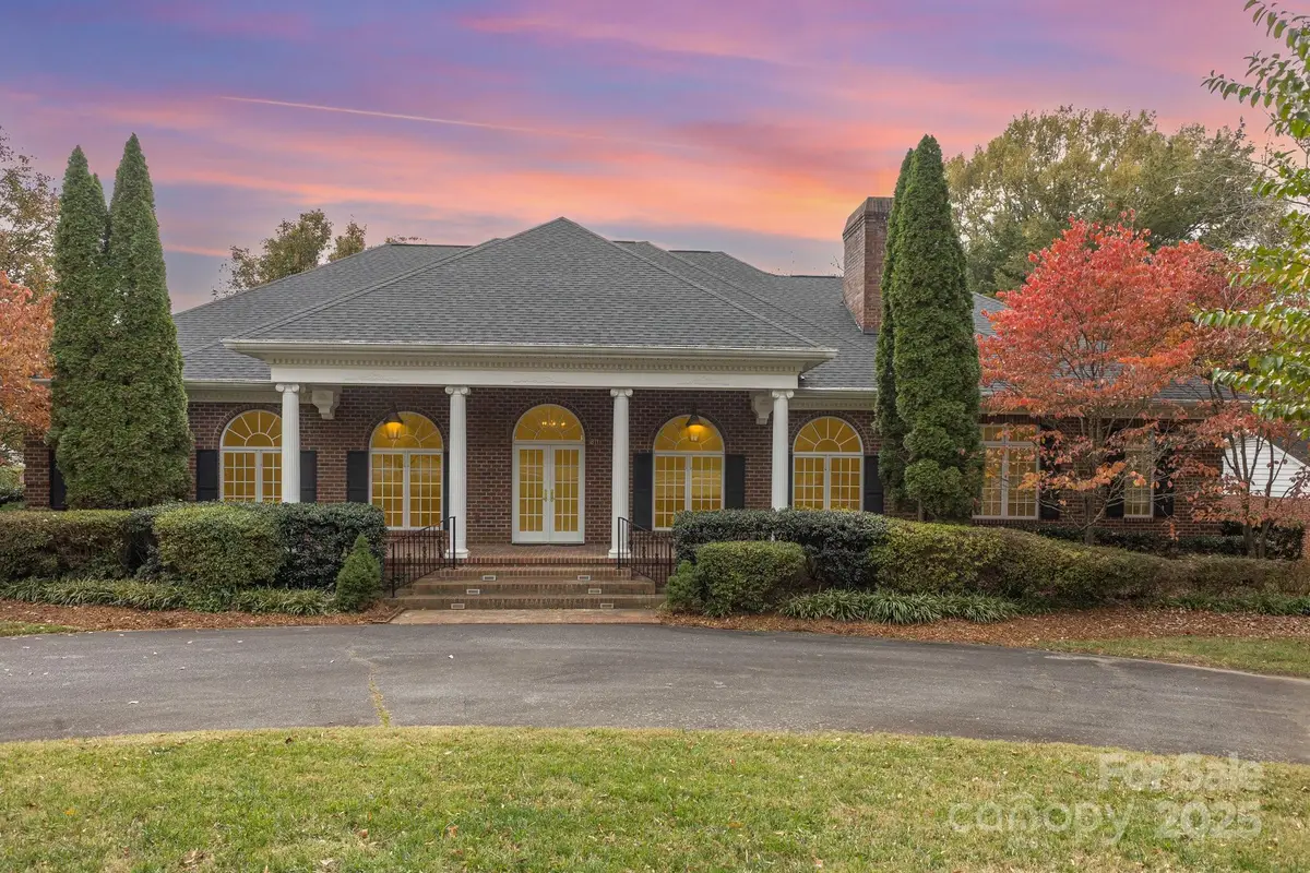 811 14th Avenue Nw, Hickory, NC 28601 - Image #1