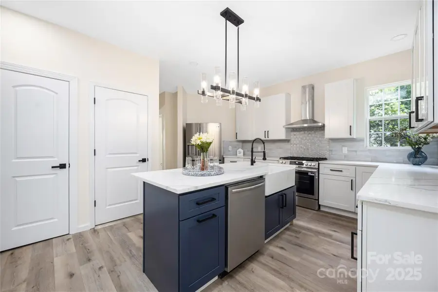 402 Sardis Road N, Charlotte, NC 28270 - Image #3