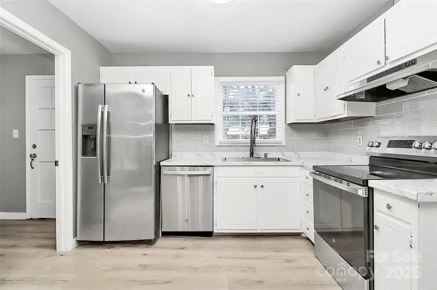 7118 April Ridge Lane, Charlotte, NC 28215 - Image #3