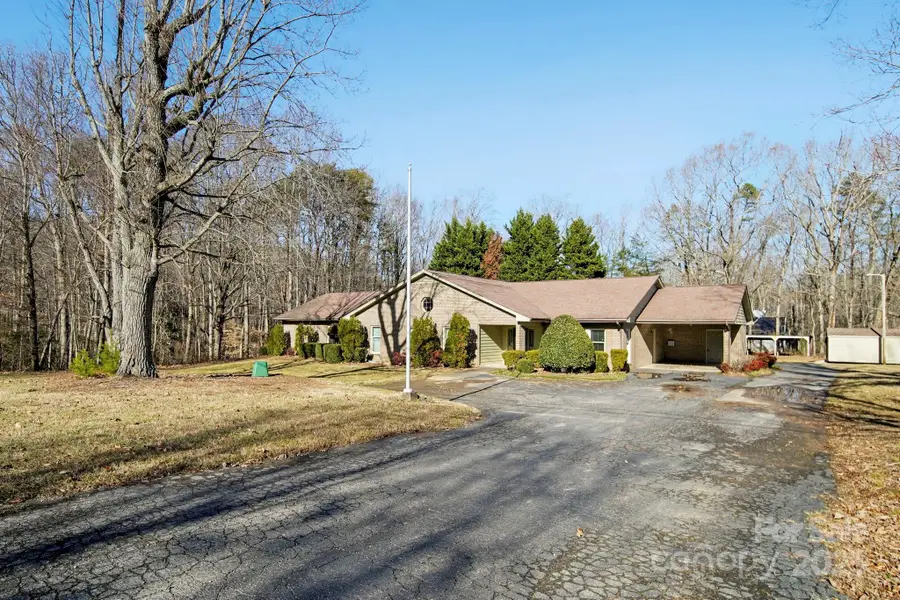 1015 Elizabeth Drive, Dallas, NC 28034 - Image #3