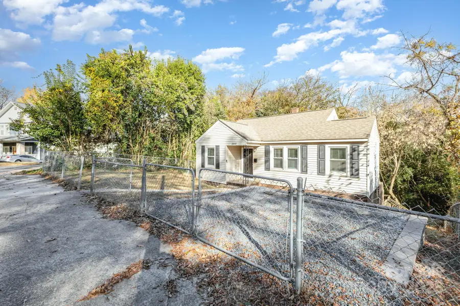 2446 Columbus Circle, Charlotte, NC 28208 - Image #2