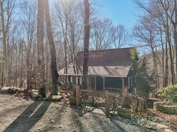 102 Knobster Way, Glenville, NC 28736