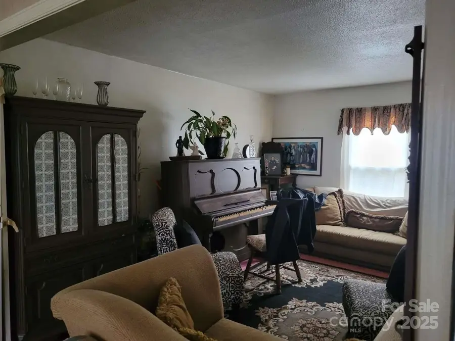 6801 Somersworth Drive, Charlotte, NC 28215 - Image #2