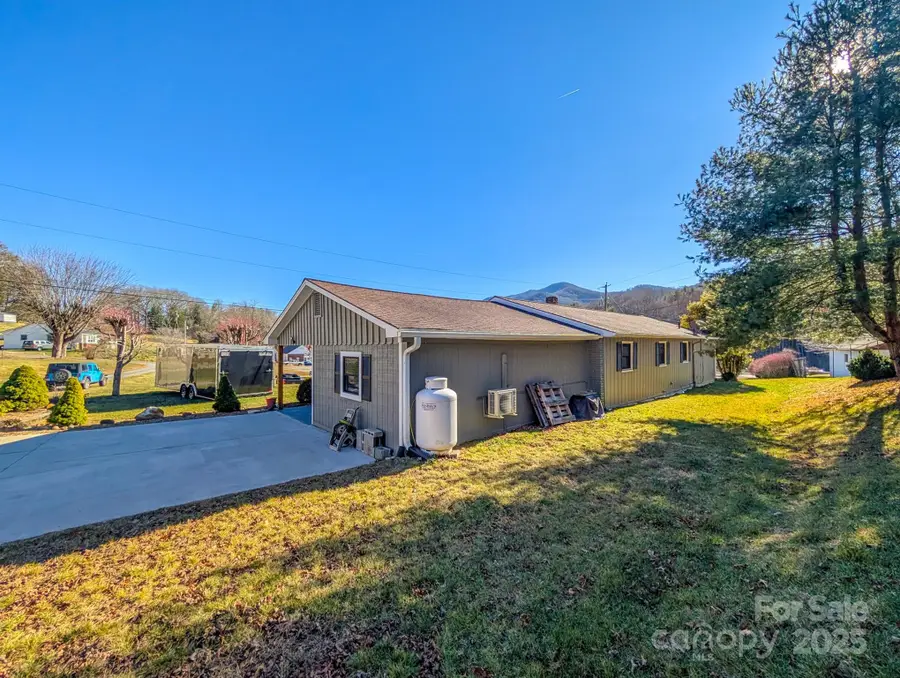 39 Hawthorne Lane, Burnsville, NC 28714 - Image #3