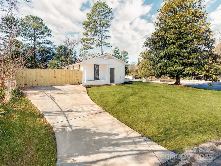 3918 Tipperary Place, Charlotte, NC 28215 - Image #3