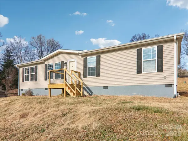 3195 N Clear Creek Road, Hendersonville, NC 28792