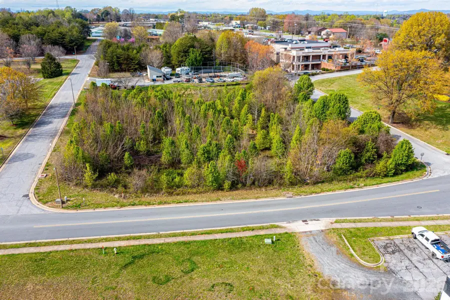 1043 11th Avenue Se, Hickory, NC 28602 - #3