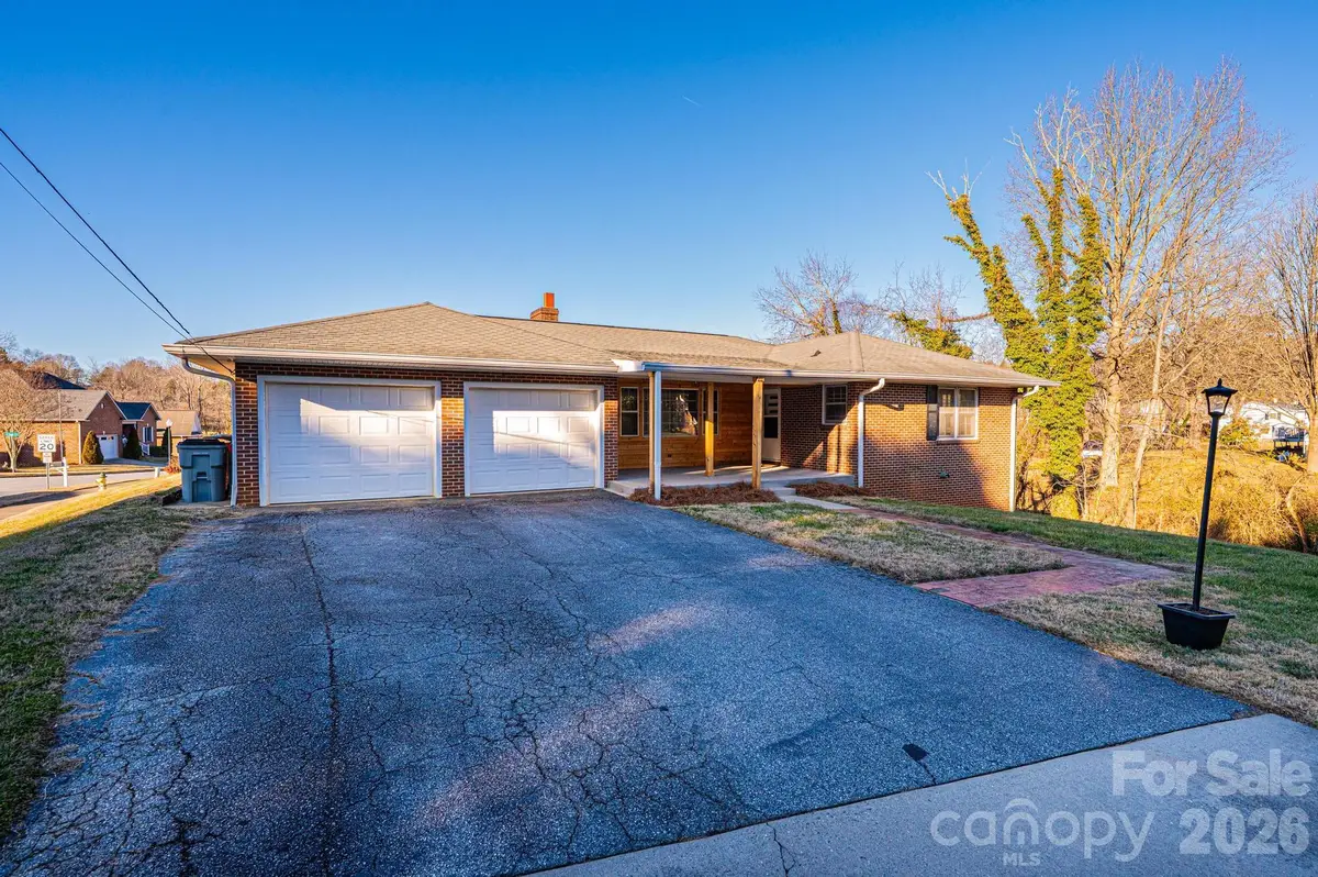 620 Diamondhead Drive Ne, Lenoir, NC 28645 - Image #1