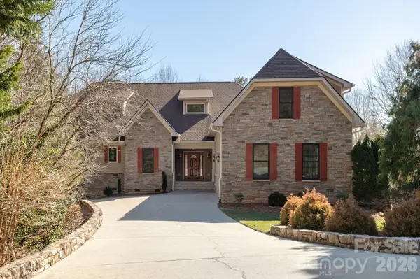 16 Winterberry Drive, Hendersonville, NC 28739